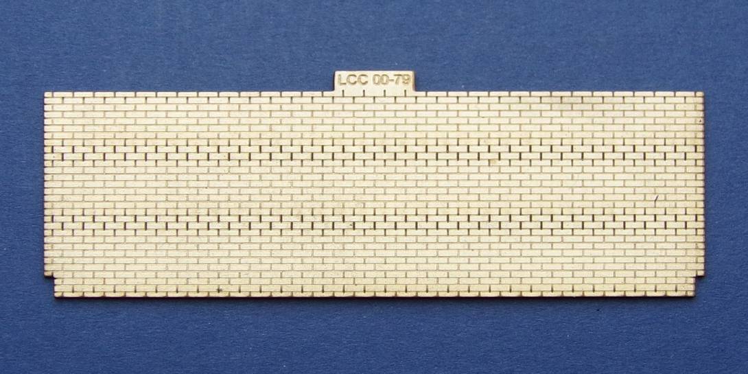 LCC 00-79 OO gauge brick overbridge parapet Single length parapet for brick overbridge.